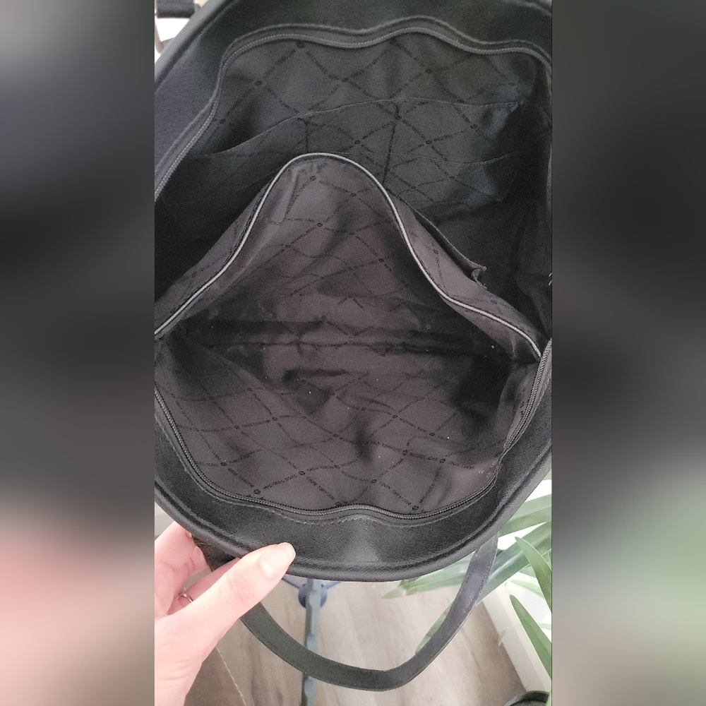 Michael Kors Large Sady Tote Bag in Black Leather. - Picture 8 of 16